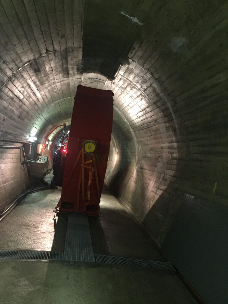 Adams Schweiz AG, Drosselklappe aus Stollen transportieren und verladen